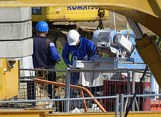 zwei Bauarbeiter auf einer Baustelle