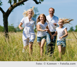 Familie mit 2 Kindern auf der Wiese